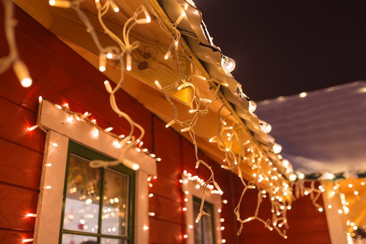 ¡Qué no falte el brillo! Cuidados e ideas sencillas para colocar tus luces navideñas