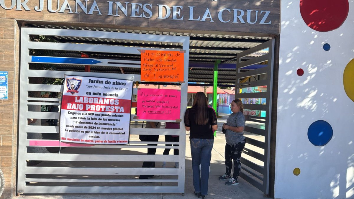 Se manifiestan padres de familia del kínder Sor Juana Inés de la Cruz en Juan José Ríos; exigen intendente