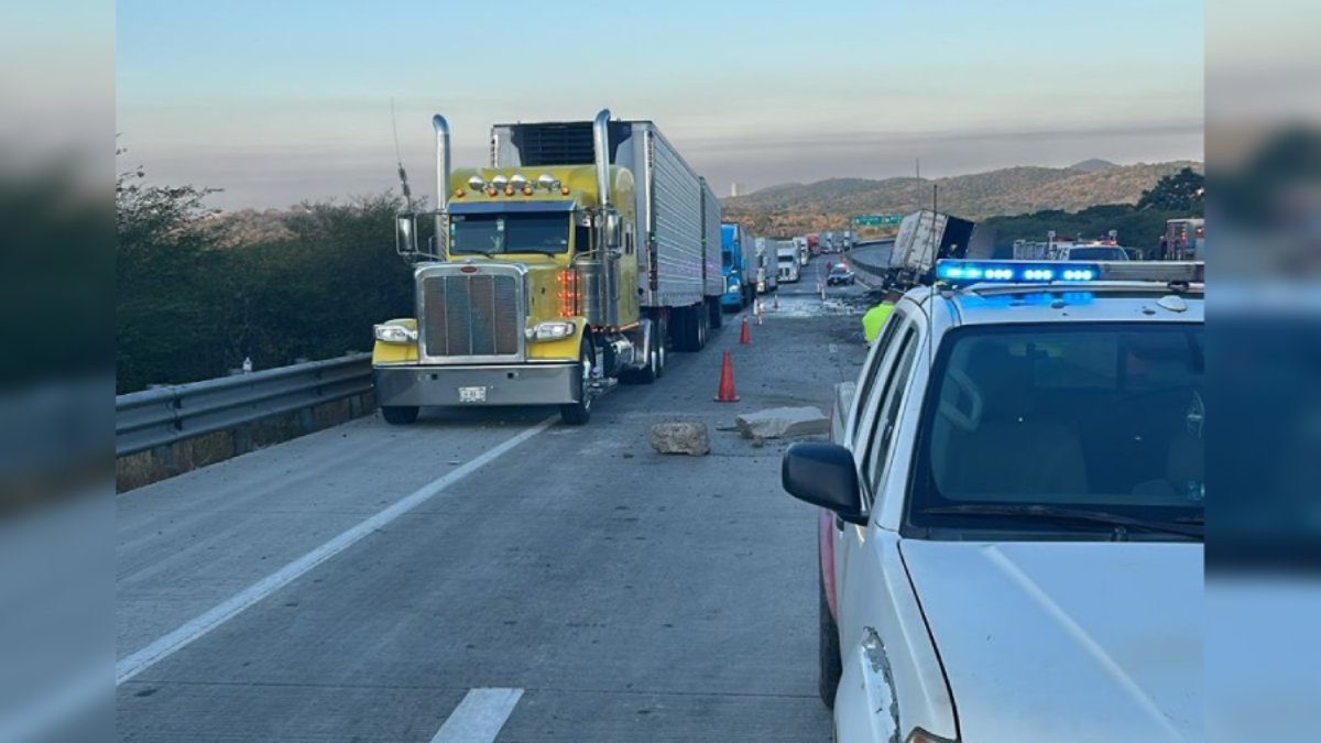 Se abre carril en la Mazatlán-Culiacán tras volcadura de tráiler