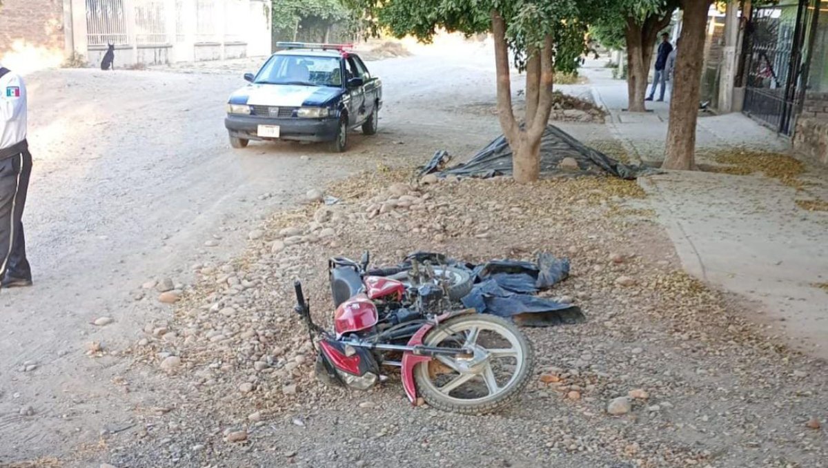 Menor de 14 años queda gravemente herido al derrapar en una motocicleta en Estación Bamoa, Guasave