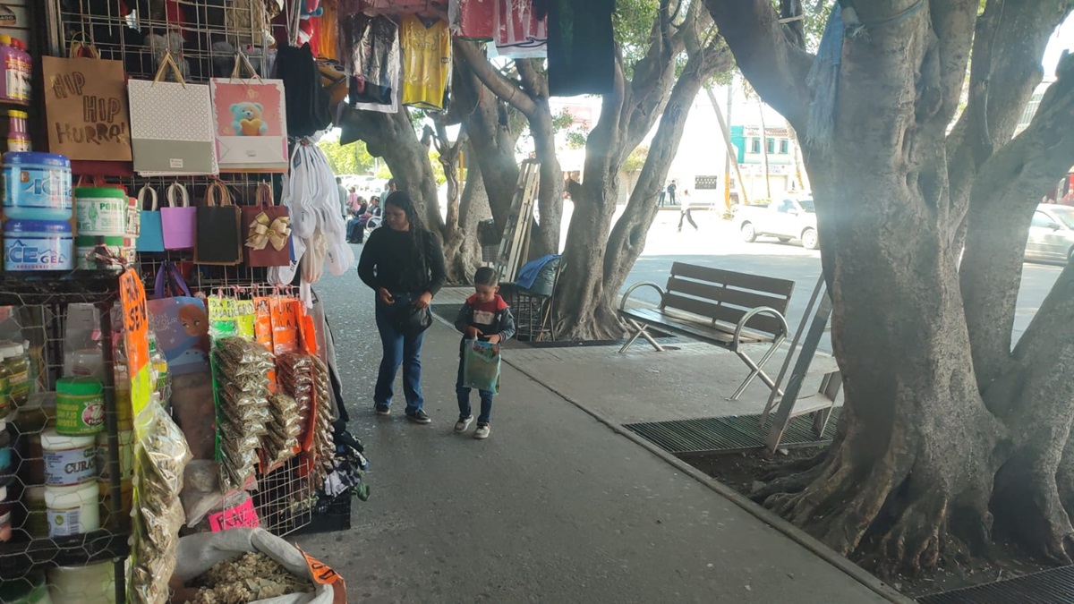 Al son de la banda y de descuentos locatarios del Mercado Zona 030 de Los Mochis celebran su octavo aniversario