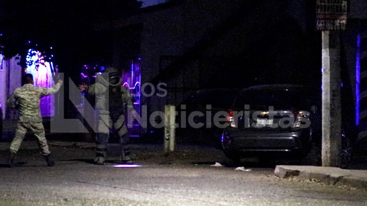 Militares antibombas hallan artefactos explosivos en vehículo asegurado en Culiacán