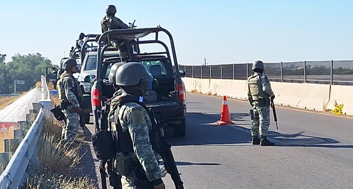 ¡Iban de California, EU, hacía Michoacán! Despojan camioneta a familia de paisanos al cruzar por Sinaloa