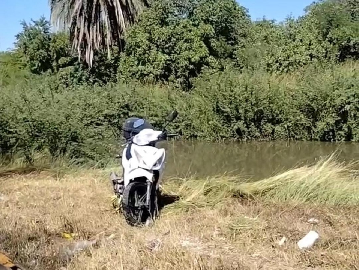 Motociclista pierde el control y cae dentro de un canal en Los Mochis