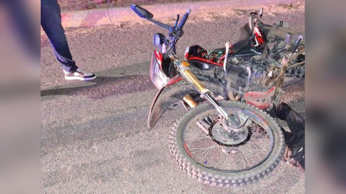 Motociclista resultó lesionado al derrapar por la carretera a León Fonseca, en Guasave