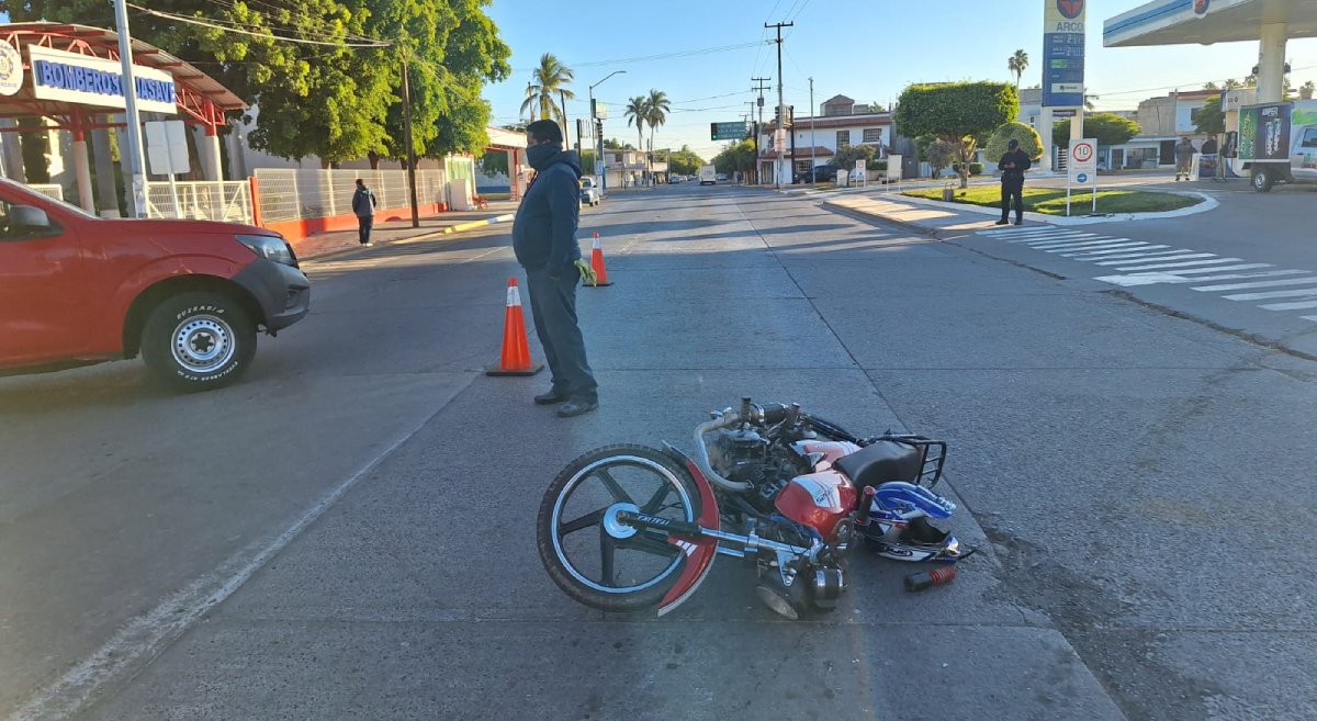 Motociclista termina lesionado al ser impactado por una camioneta en Guasave
