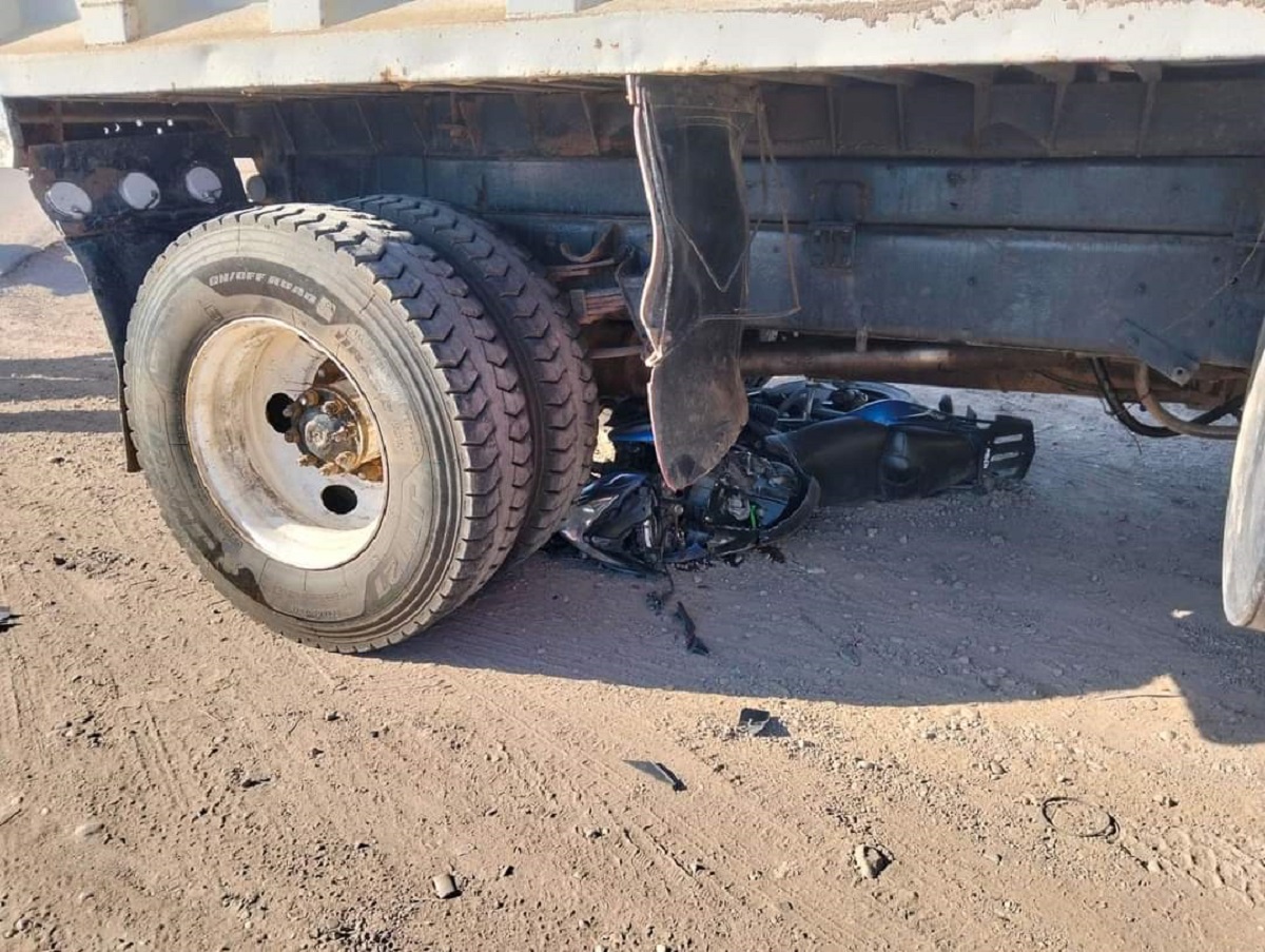 Joven motociclista resulta gravemente lesionado en choque con tráiler en Villa Unión