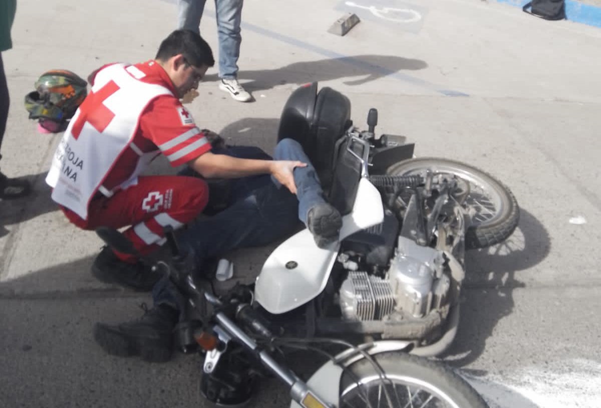Motociclista atropella a un peatón en Guasave y ambos terminan lesionados