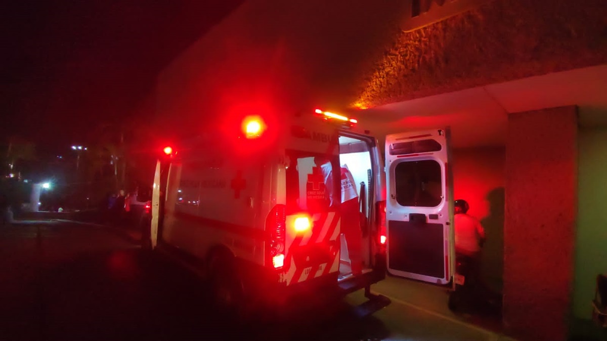 Cruz roja atendiendo motociclista accidentado en Los Mochis - Choix