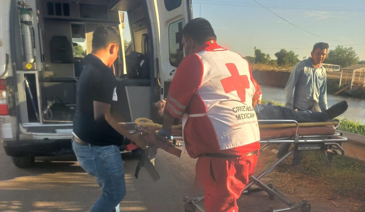 Motociclista termina lesionado al derrapar cuando circulaba por bordo de canal de Guasave