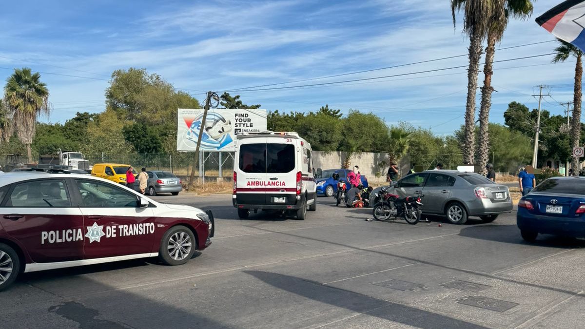 Joven motociclista sufre accidente en la privada Paseo de las Aves en Los Mochis