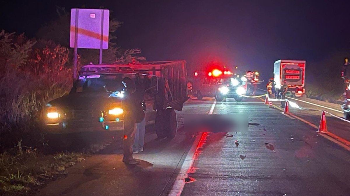 Tragedia: muere motociclista calcinado al chocar contra camioneta sin luces en Escuinapa