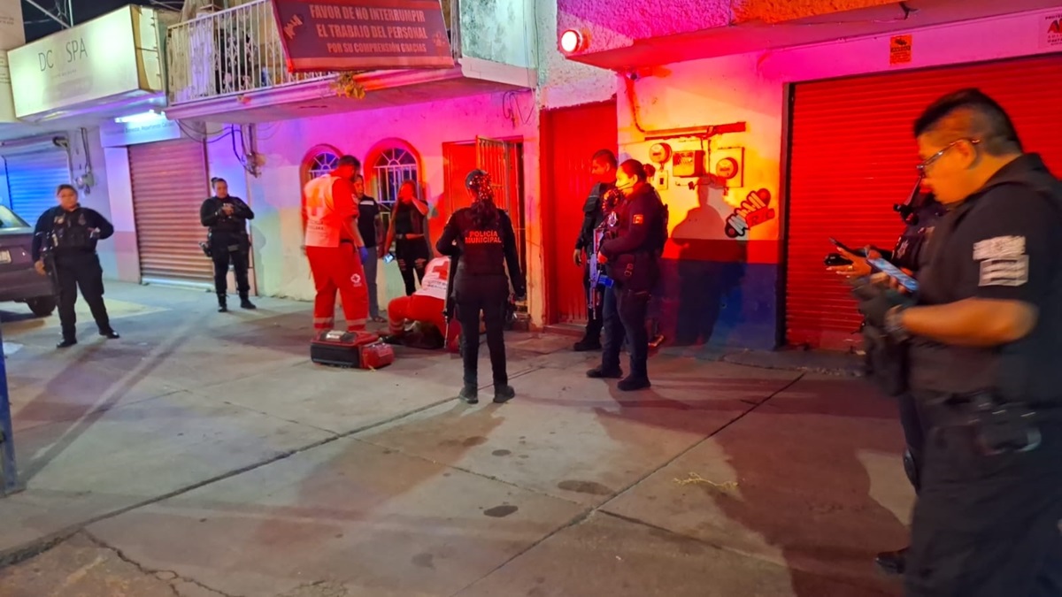 Atentan a balazos contra mujer frente a una casa de citas en Culiacán
