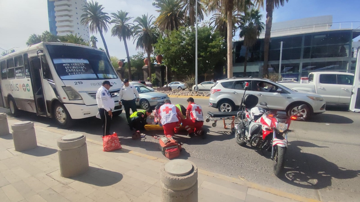 Mujer es arrollada por un camión urbano a las afueras de Teatro Ingenio de Los Mochis