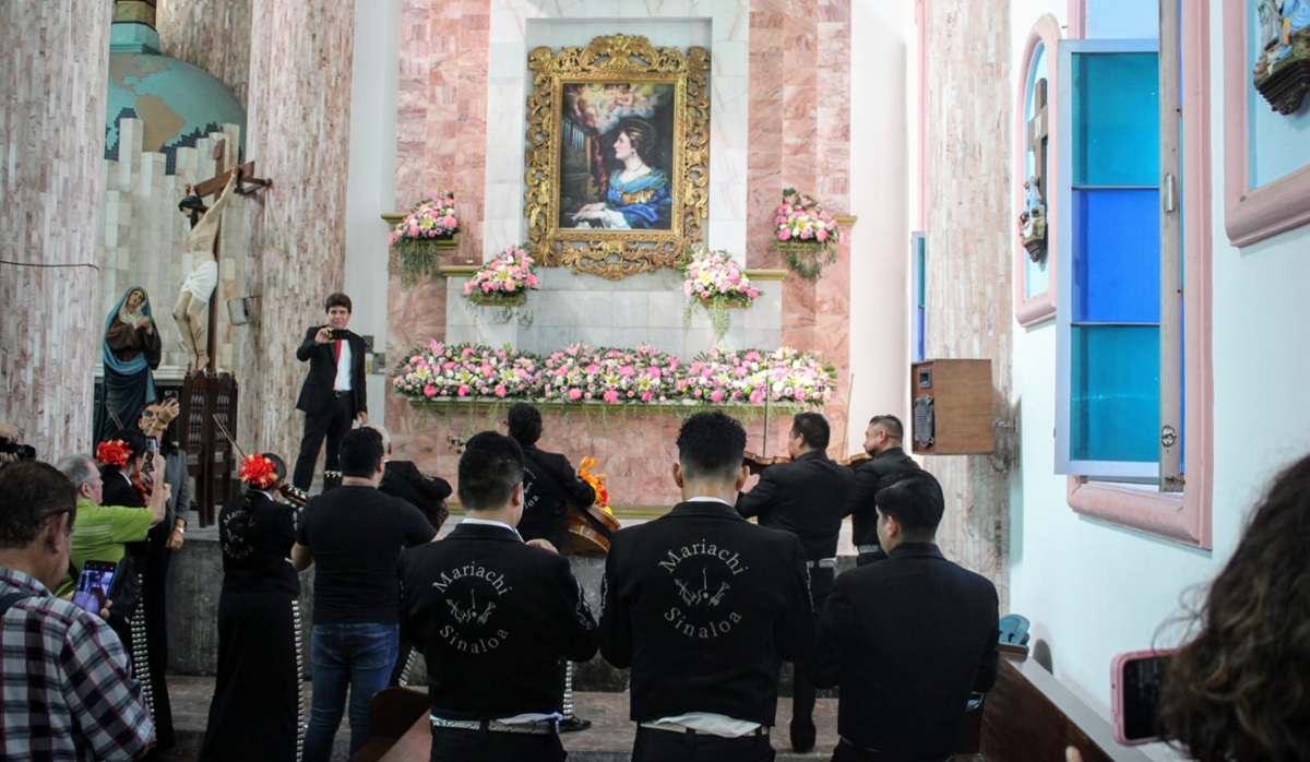 Músicos se reúnen en la parroquia de Cristo Rey para celebrar a Santa Cecilia, en Mazatlán