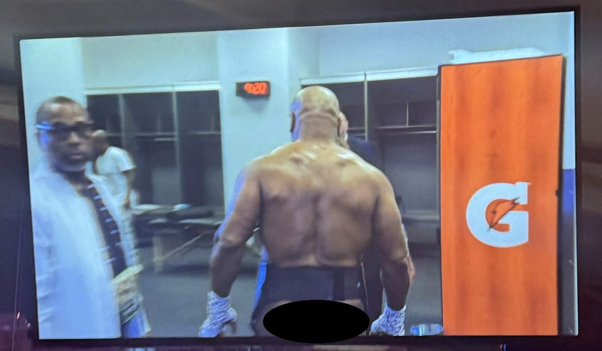 (Video) Mike Tyson muestra trasero en Netflix y redes enloquecen