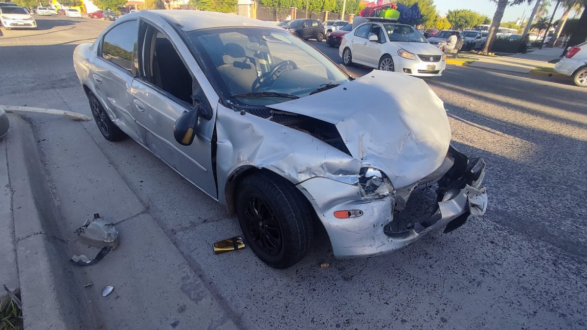 Conductor choca contra un vehículo y al intentar huir causa otro accidente en el sector centro de Los Mochis