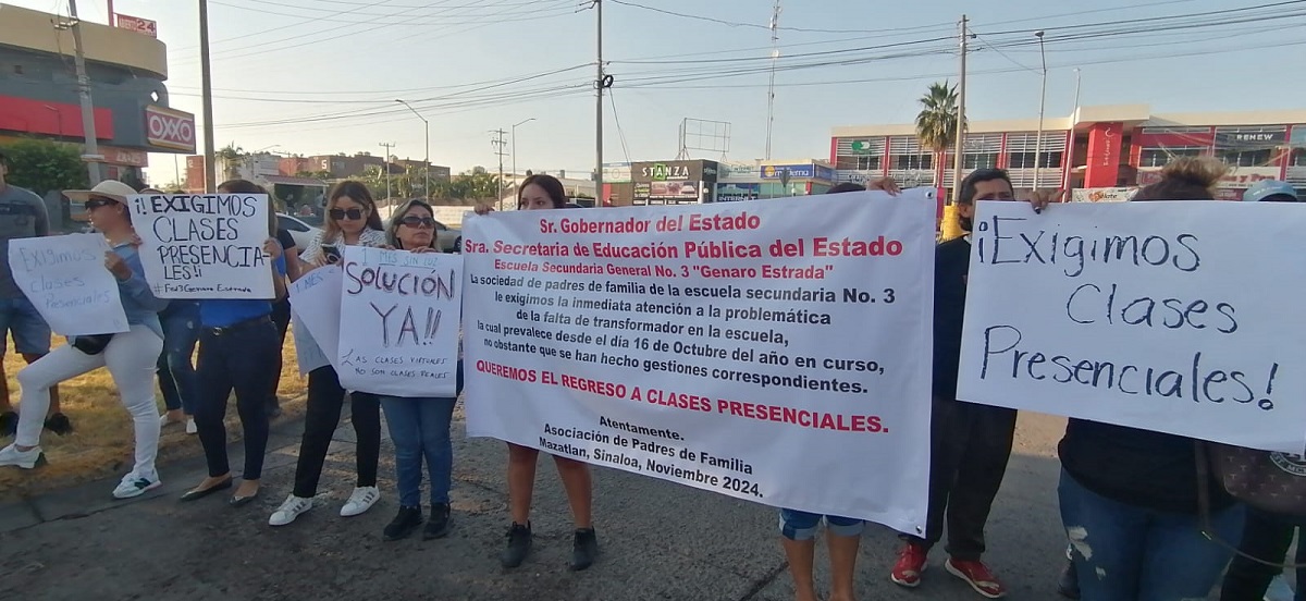 Padres de familia de la Secundaria Federal No. 3 bloquean la avenida Bicentenario en Mazatlán