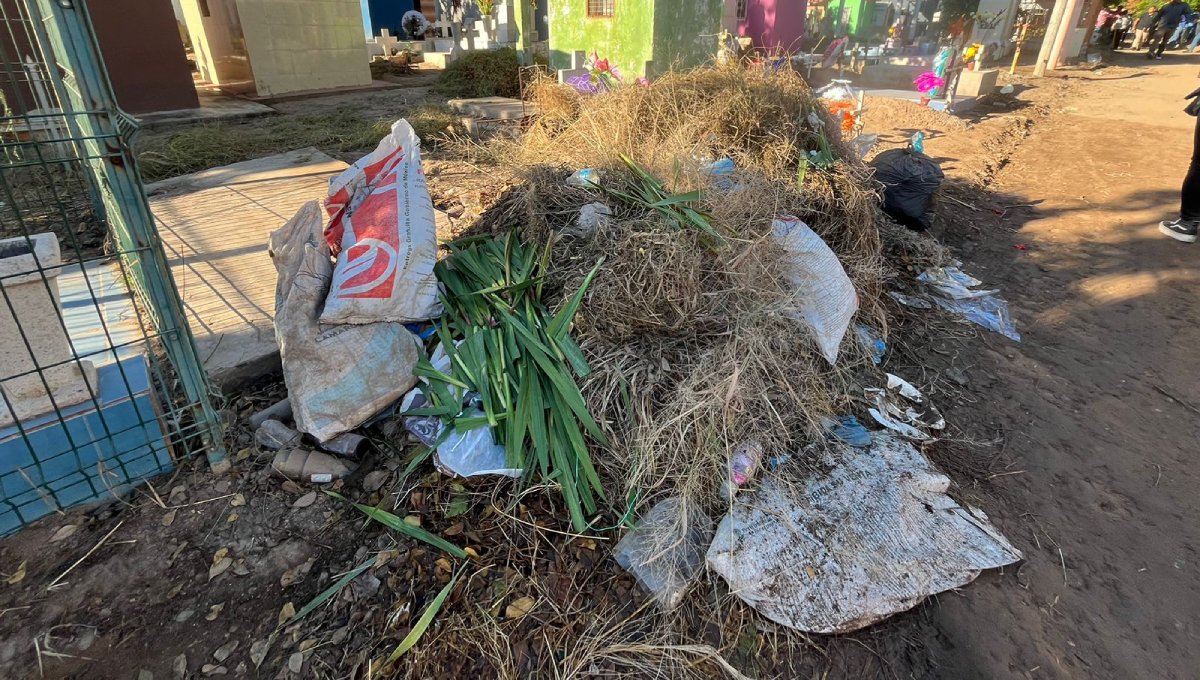 Con panteones llenos de basura Guasavenses visitan a sus muertos