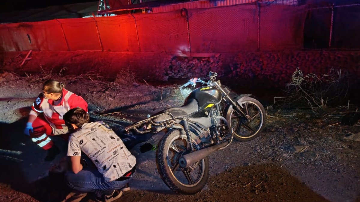 Pareja de motociclistas resulta lesionada al chocar contra una vagoneta en Guasave