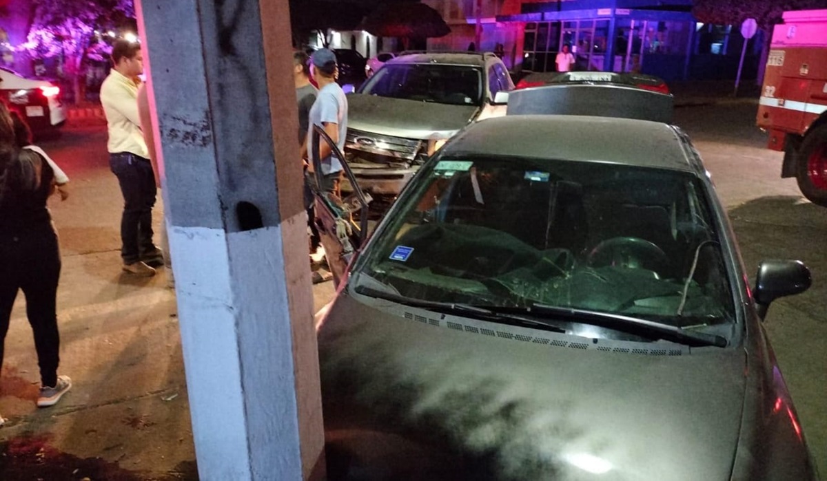 Pareja queda prensada tras accidente en La Cuchilla, en Los Mochis