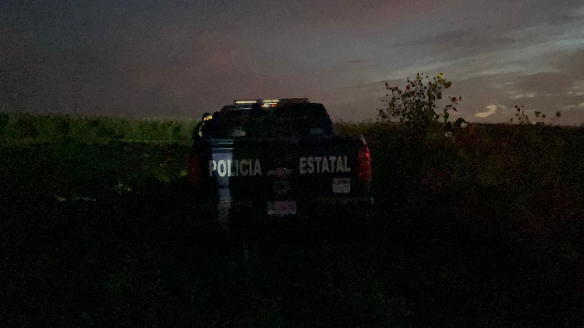 Conductor cae con todo y camioneta a canal en el municipio de Sinaloa
