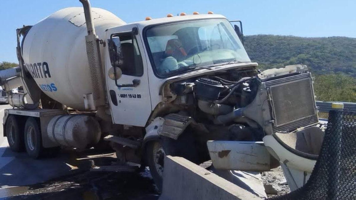 Pierde el control un camión revolvedor de concreto en el Libramiento de Mazatlán