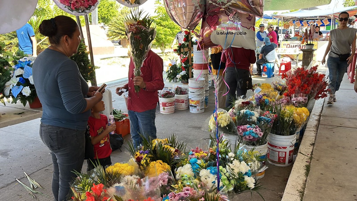 Positiva la venta de flores en panteones de Guasave durante el Día de Muertos