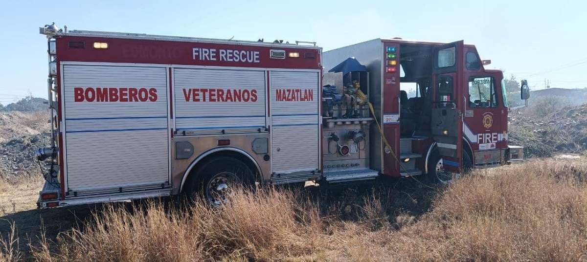 Estruendo por poste dañado genera pequeño incendio en el sur de Mazatlán