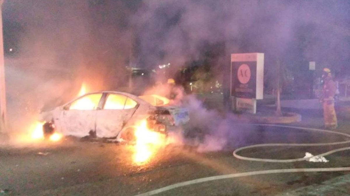 Queman auto en el estacionamiento de Plaza Sur en Culiacán tras ser despojado