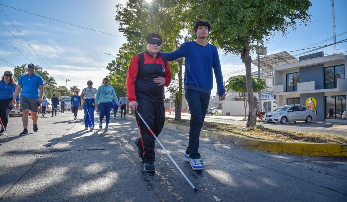 Jóvenes y funcionarios experimentan condiciones que viven discapacitados en Ahome