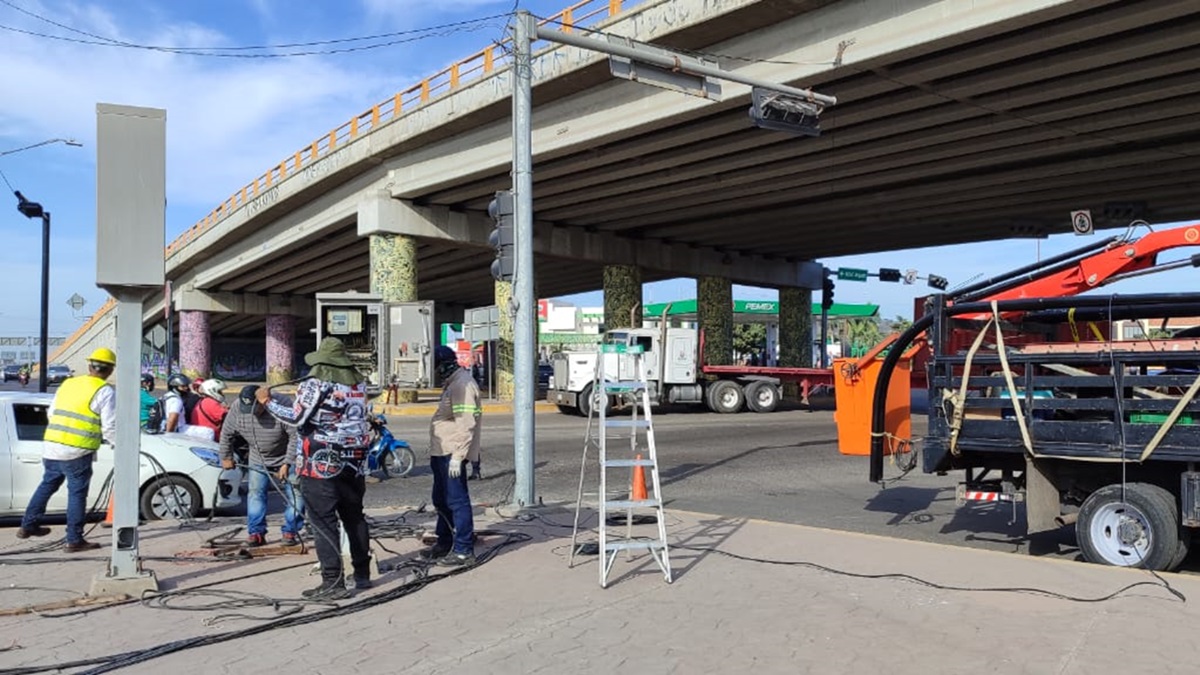 Reinstalan semáforo en la salida sur de Mazatlán para mejorar tránsito vial