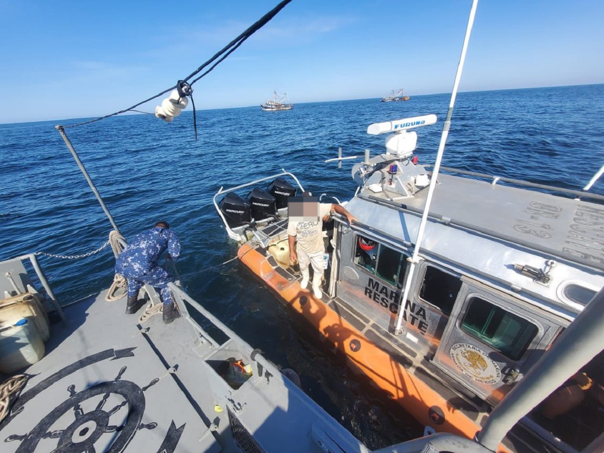 En embarcación Defender rescata SEMAR a seis pescadores en Mazatlán