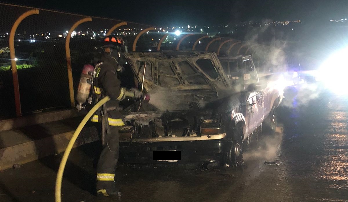 Incendio consume camioneta en puente de Mazatlán