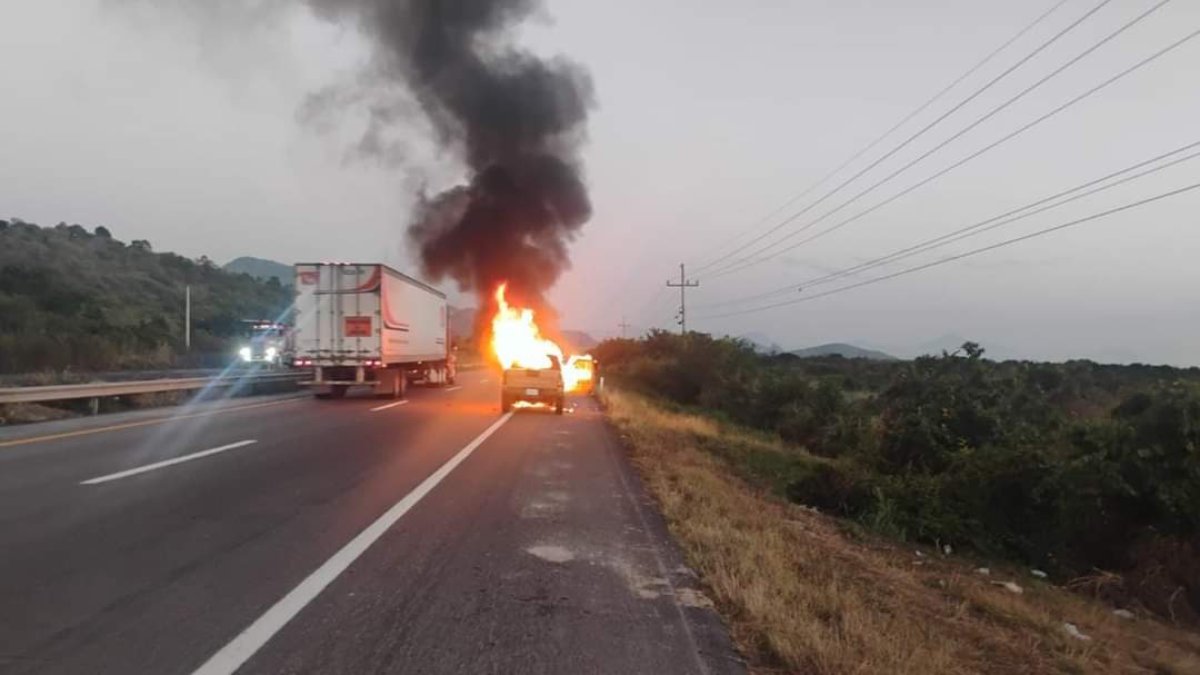 Se incendia camioneta sobre la carretera México 15, en Escuinapa