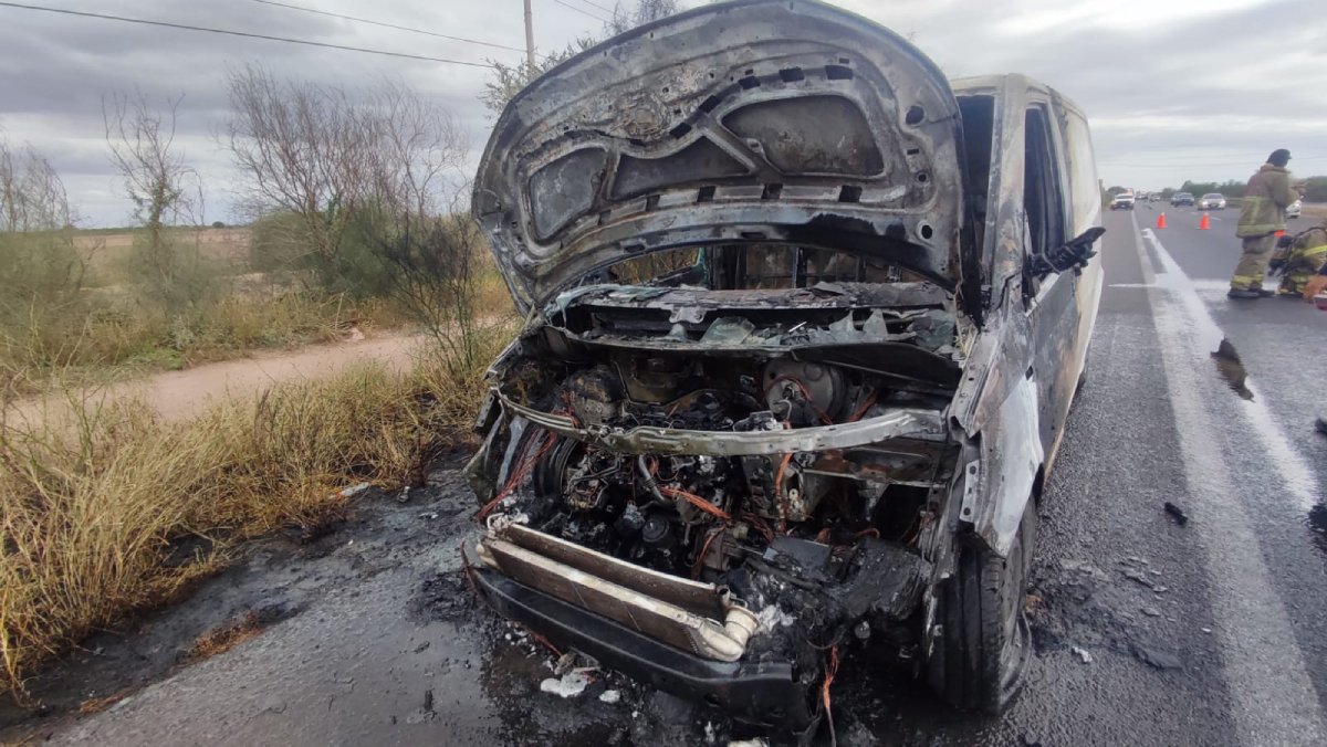 Se incendia vagoneta sobre la carretera federal México 15 en Ahome