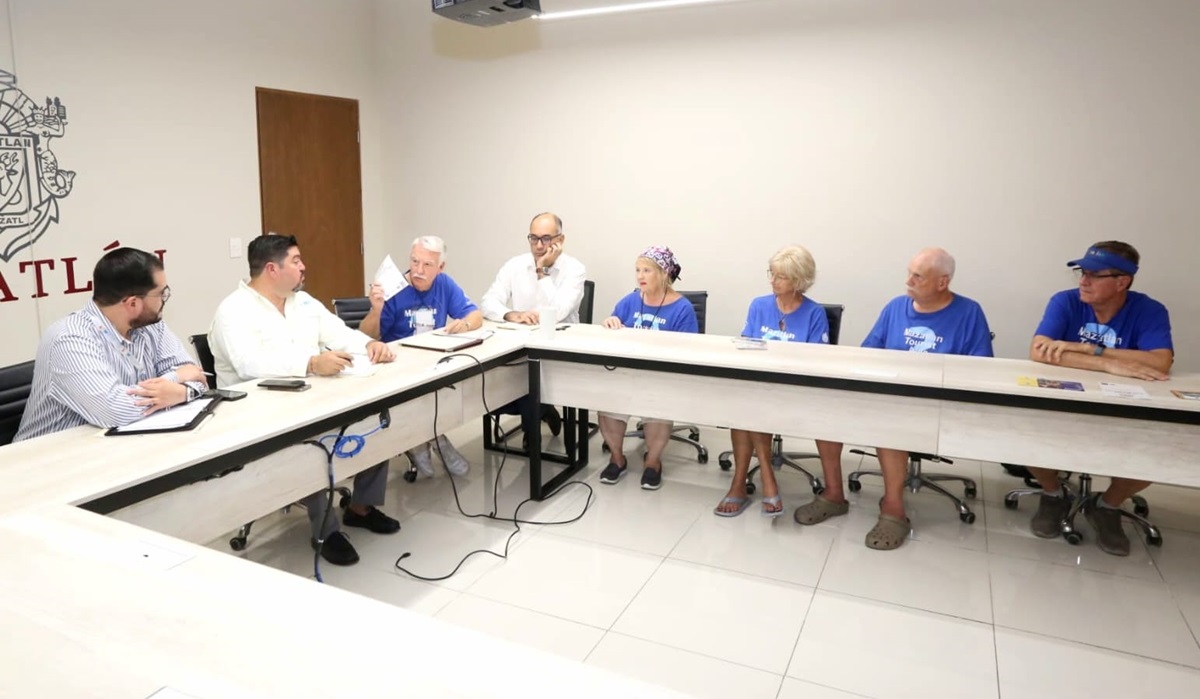 Gobierno de Mazatlán refrenda apoyo al grupo de voluntarios Blue Shirts, guías de cruceristas
