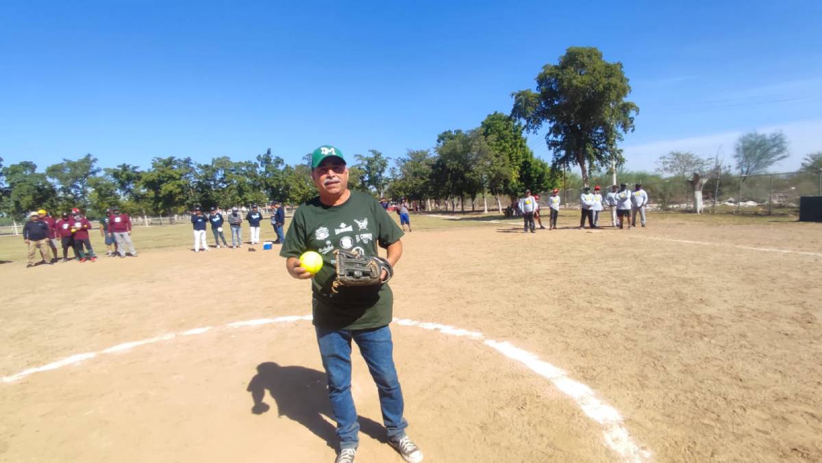 Sergio Estrada Ramírez es homenajeado en el torneo de softbol Japama temporada 2024 -2025