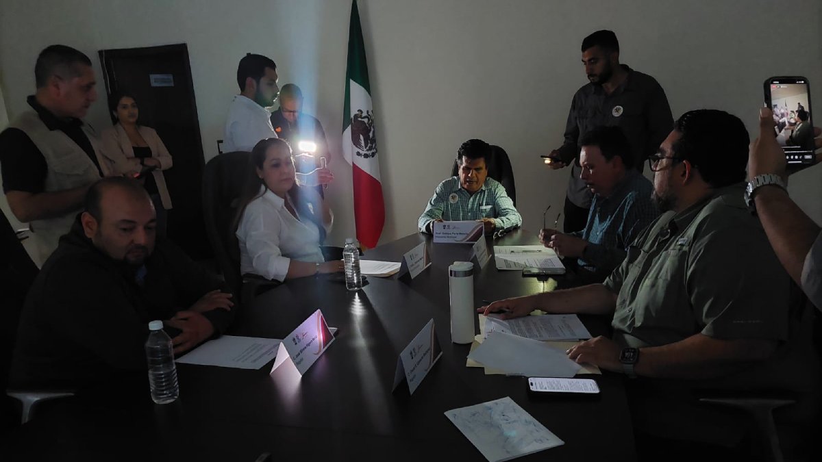 Se queda sin energía eléctrica el Ayuntamiento de Mocorito; realizan sesión de cabildo a obscuras