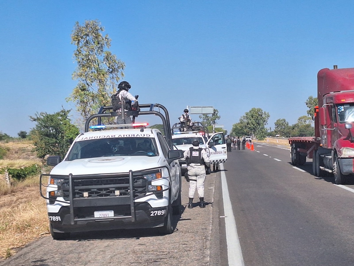 Localizan dos hombres ejecutados sobre la Maxipista Mazatlán-Culiacán, cerca de Elota
