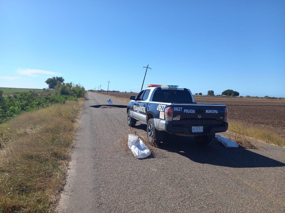 Humedad por riegos causa de socavón en carretera a El Progreso, Guasave
