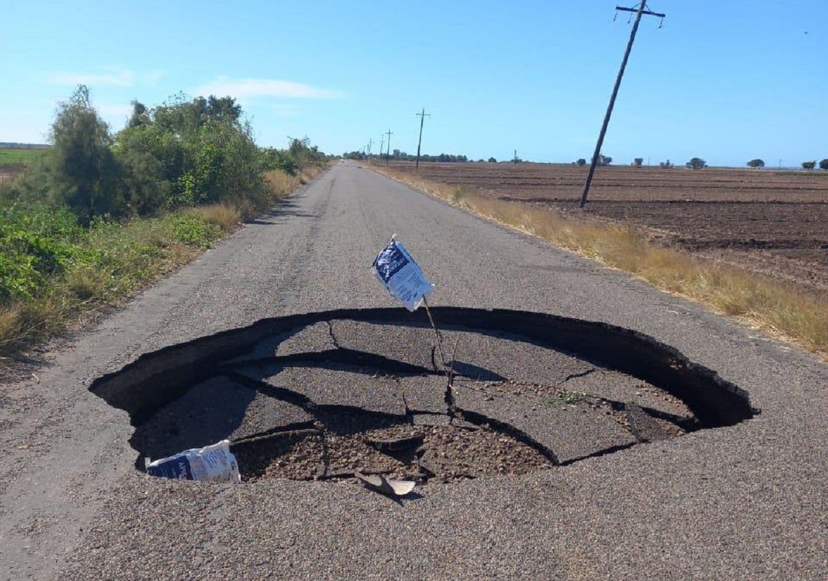 ¡Cuidado! Detectan socavón ‘gigante’ en carretera estatal de Guasave