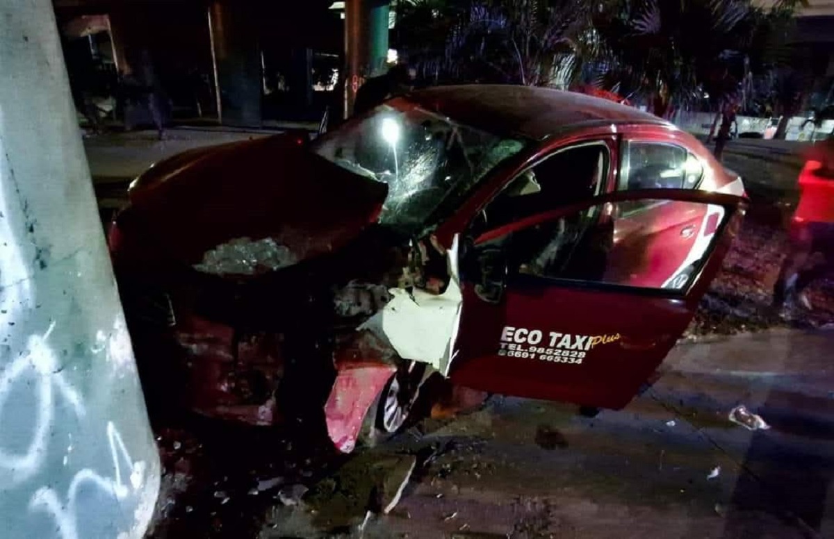 Taxi se impacta contra base de puente vehicular en Mazatlán; conductor es trasladado al hospital