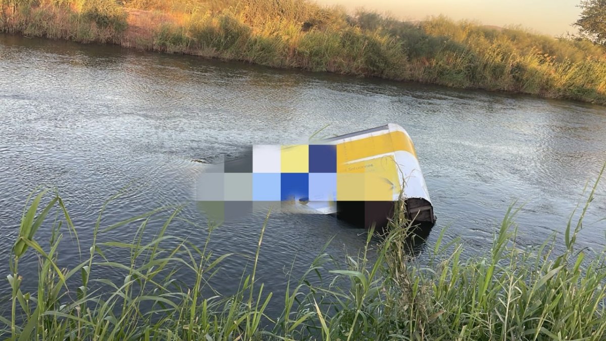 Tremendo susto se llevan trabajadores de una tienda departamental tras caer a un canal en El Fuerte
