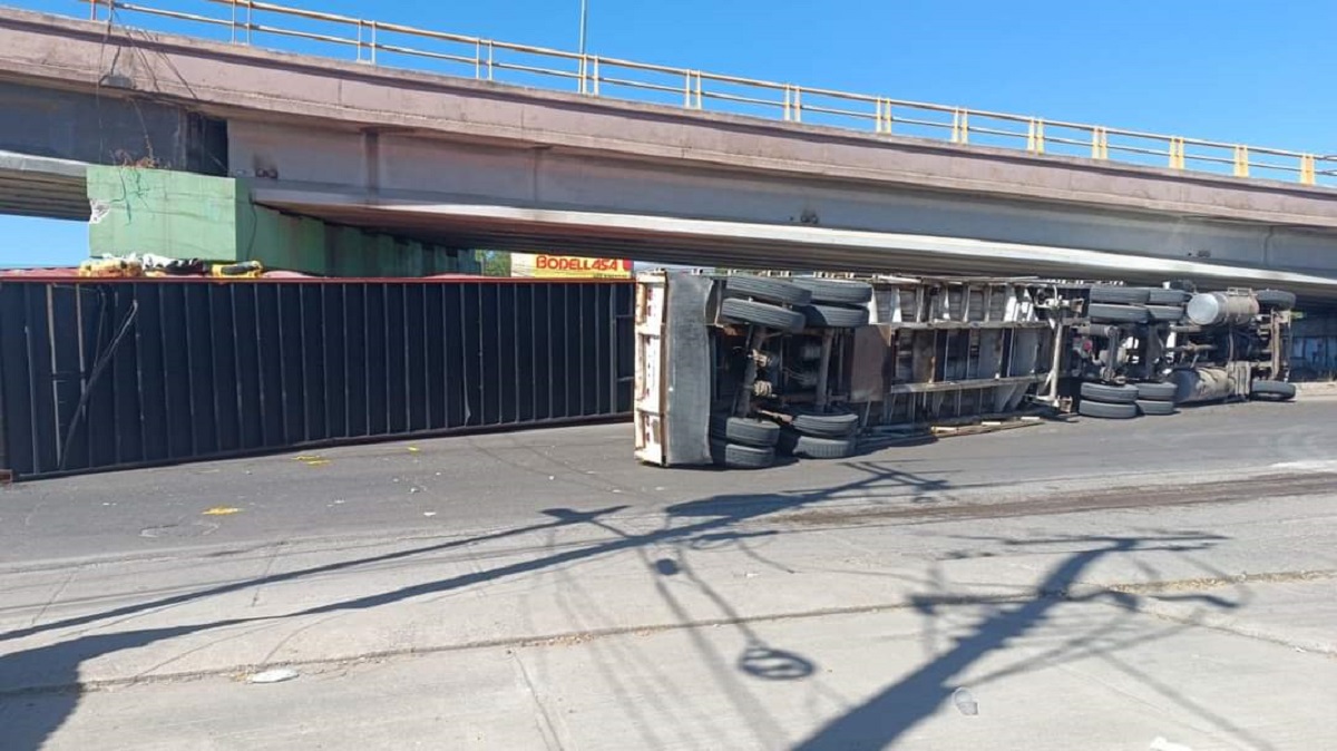Tráiler termina volcado en la carretera internacional México 15 en Mazatlán