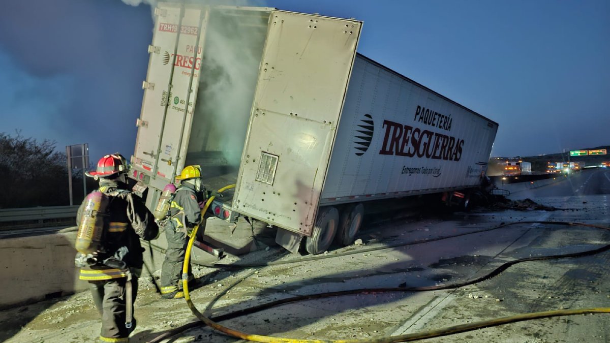 Por falla mecánica, tráiler de paquetería termina volcado e incendiado sobre la Mazatlán-Culiacán