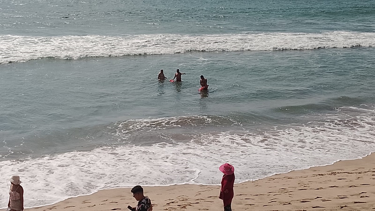Rescatan a turista de Michoacán de ahogarse en playas de Mazatlán
