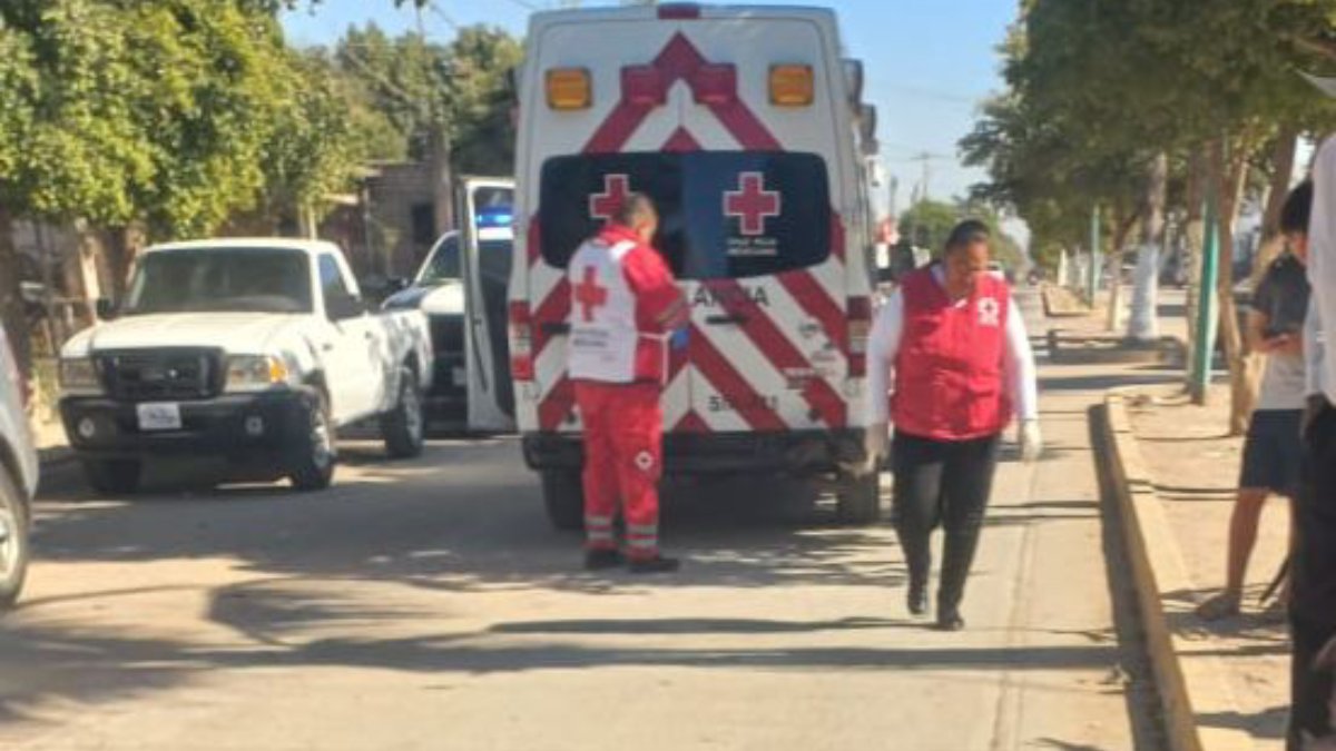 Un joven y un menor terminan lesionados al chocar su moto contra un árbol en Guasave