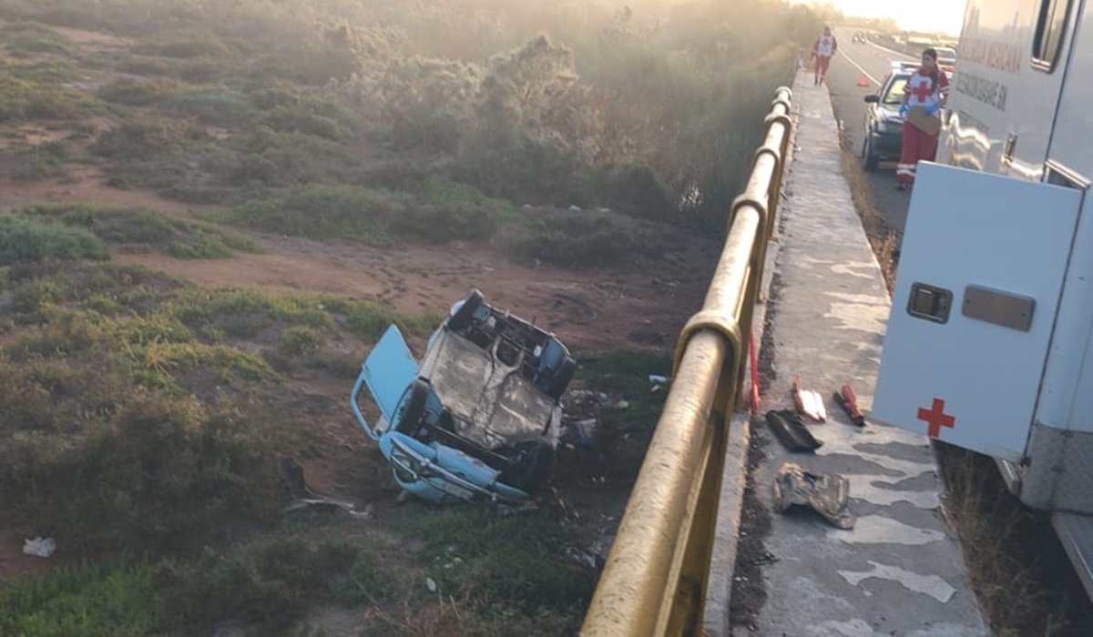 Volcadura en el Estero de Juan José Ríos deja una persona lesionada