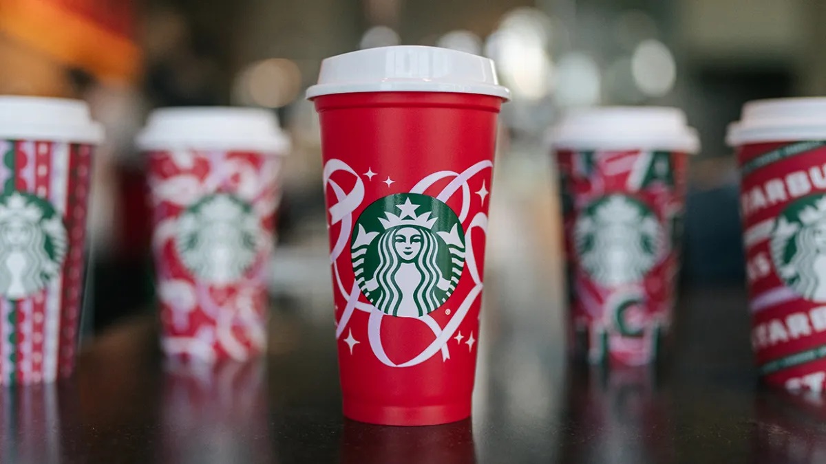 Starbucks te pone a tono navideño con promo de vasos reusables ¡regalados!… solo por un día